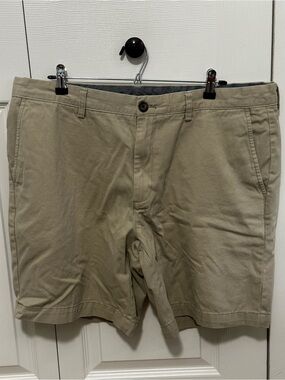 Amazon Essentials Men’s Classic Flat Front Khaki Shorts in Tan Size 40 VGUC